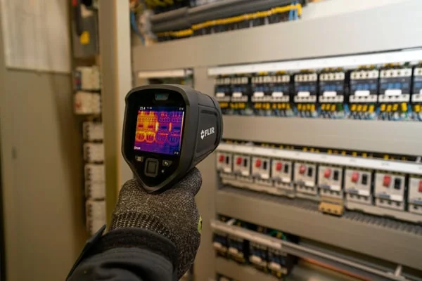 Inspeção de painel elétrico com a FLIR E8-PRO