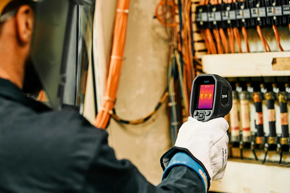 Inspeção de fusíveis com câmera de inspeção FLIR da série TG