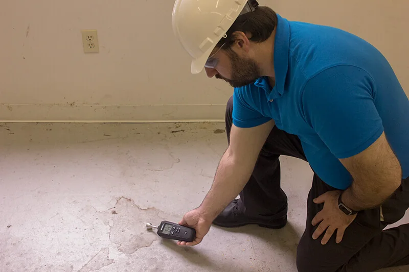 Medição de umidade em piso com medidor FLIR