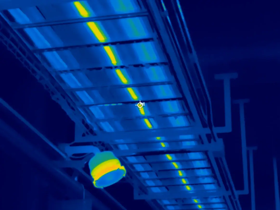 Emissividade na termografia: o que é, por que erra a medição e como compensar